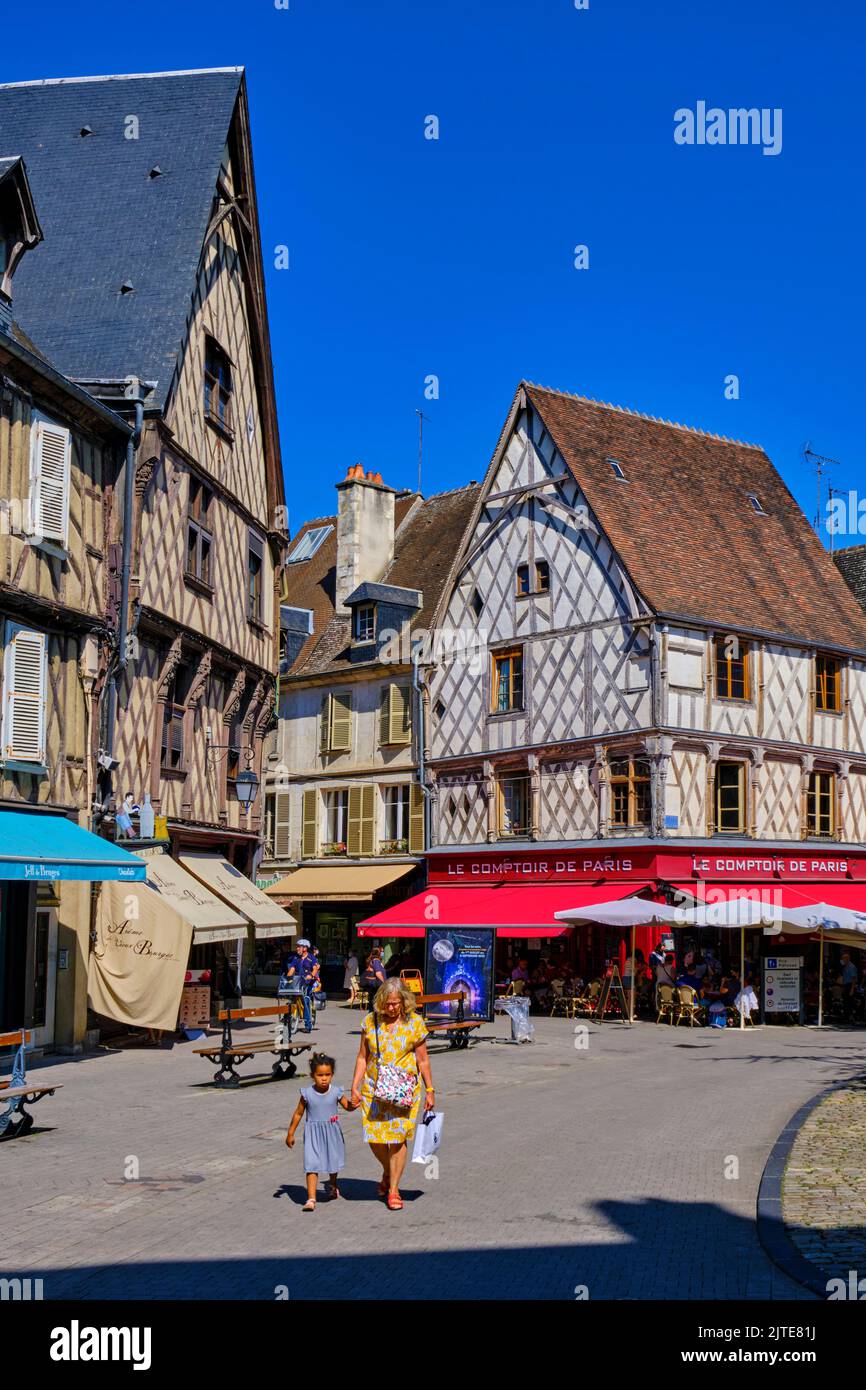 Francia, Cher (18), Bourges, centro, metà case con travi di legno, Place Gordaine square Foto Stock