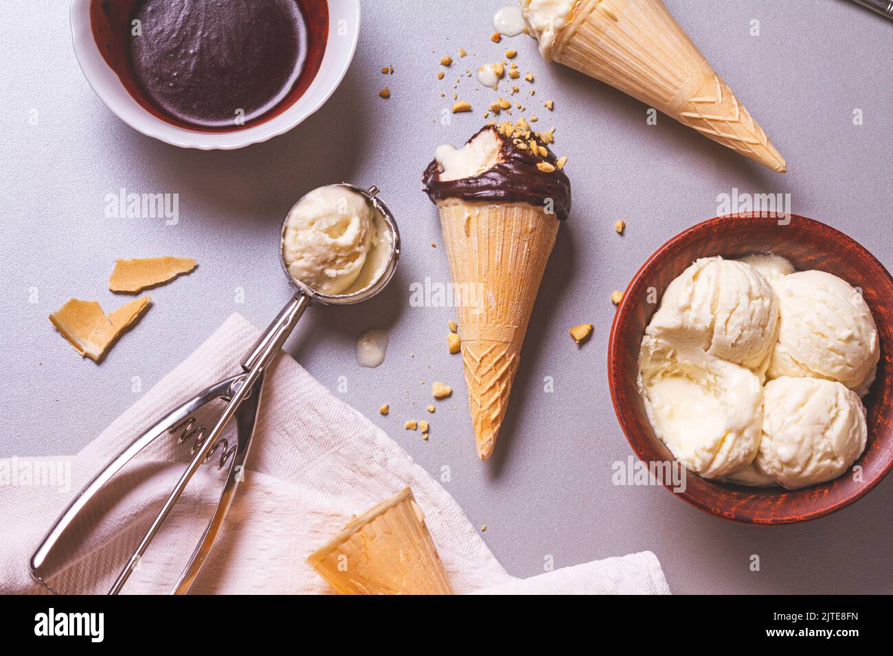 Gelato fatto in casa e cioccolato con noci nel processo di cottura, vista dall'alto. Disposizione piatta Foto Stock