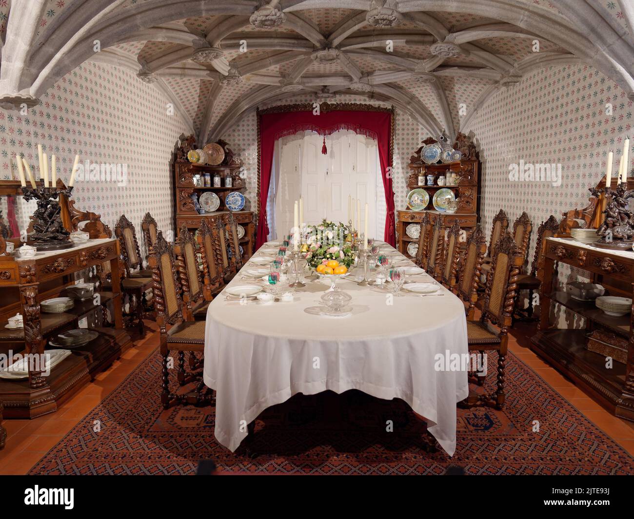 Sala da pranzo all'interno del Palácio da pena, Sintra, quartiere di Lisbona, Portogallo. Foto Stock