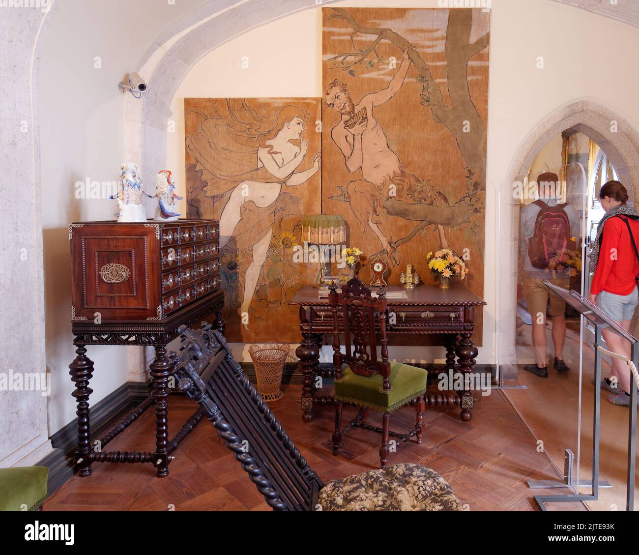 Interno del Palácio da pena con mobili antichi, Sintra, quartiere di Lisbona, Portogallo. Foto Stock
