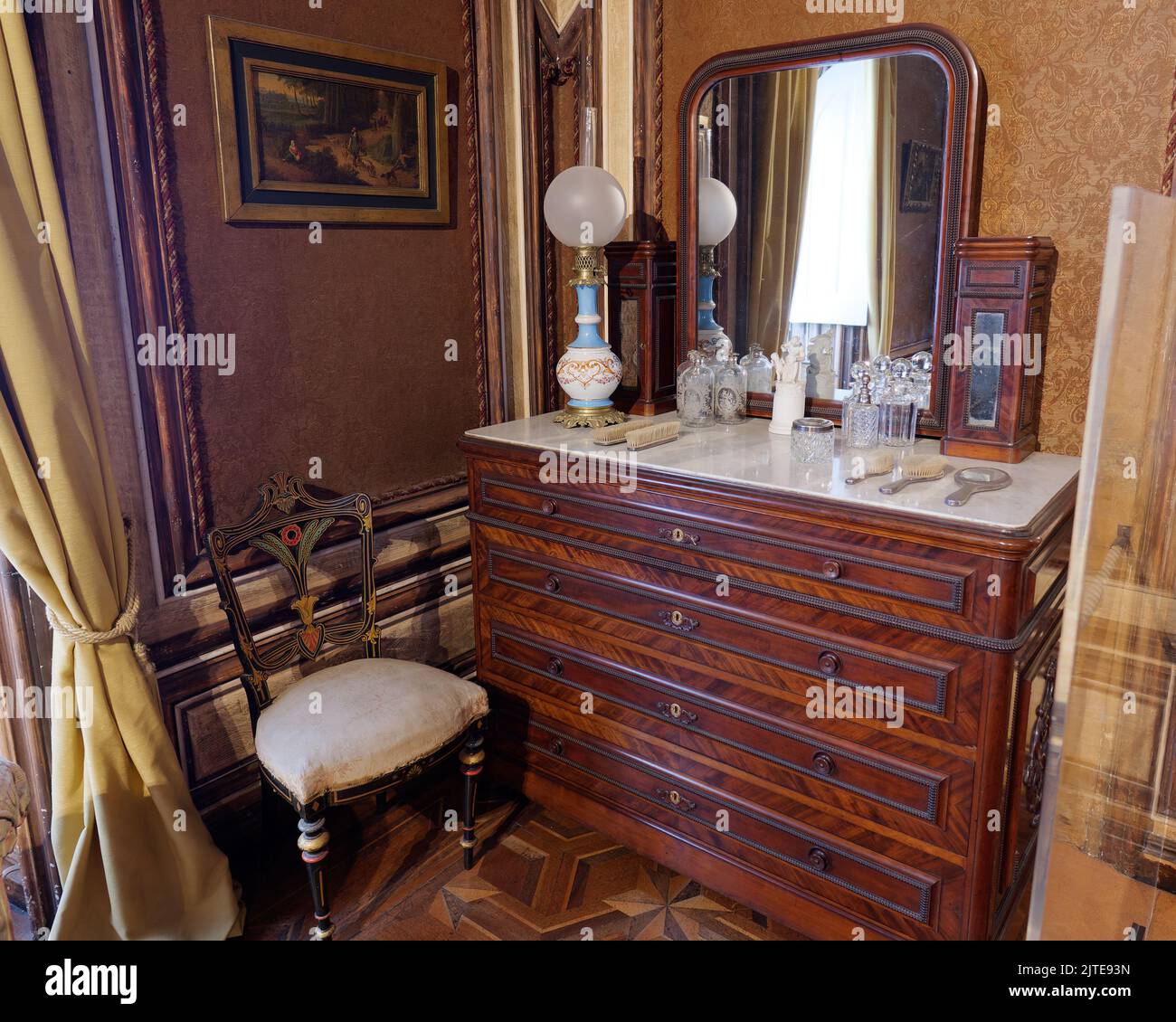 Sala elaborata con petto di sorteggi e uno specchio con sedia nel Palácio da pena, Sintra, quartiere di Lisbona, Portogallo. Foto Stock
