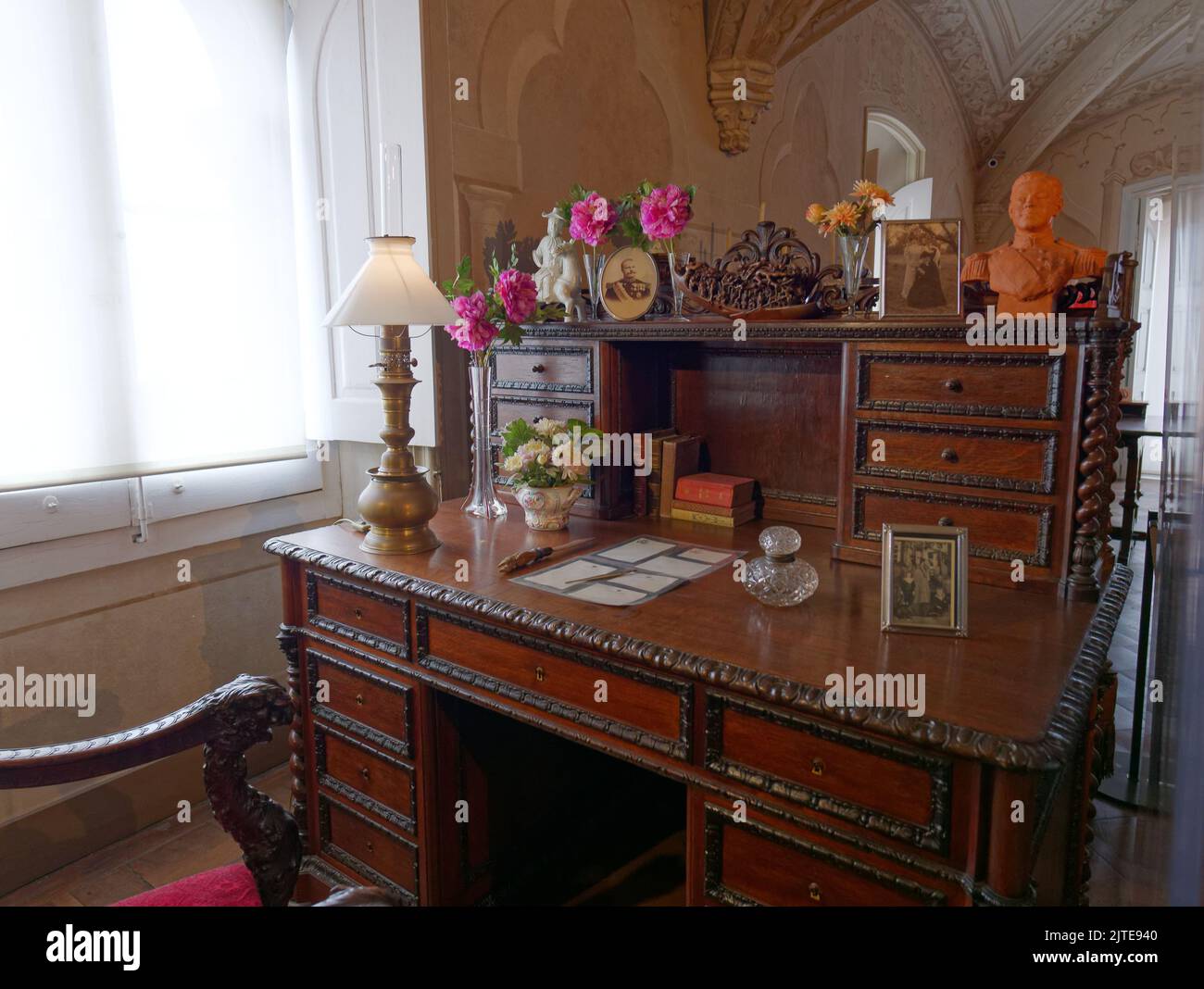 Camera con ampia scrivania in legno e lampada all'interno del Palácio da pena, Sintra, quartiere di Lisbona, Portogallo. Foto Stock
