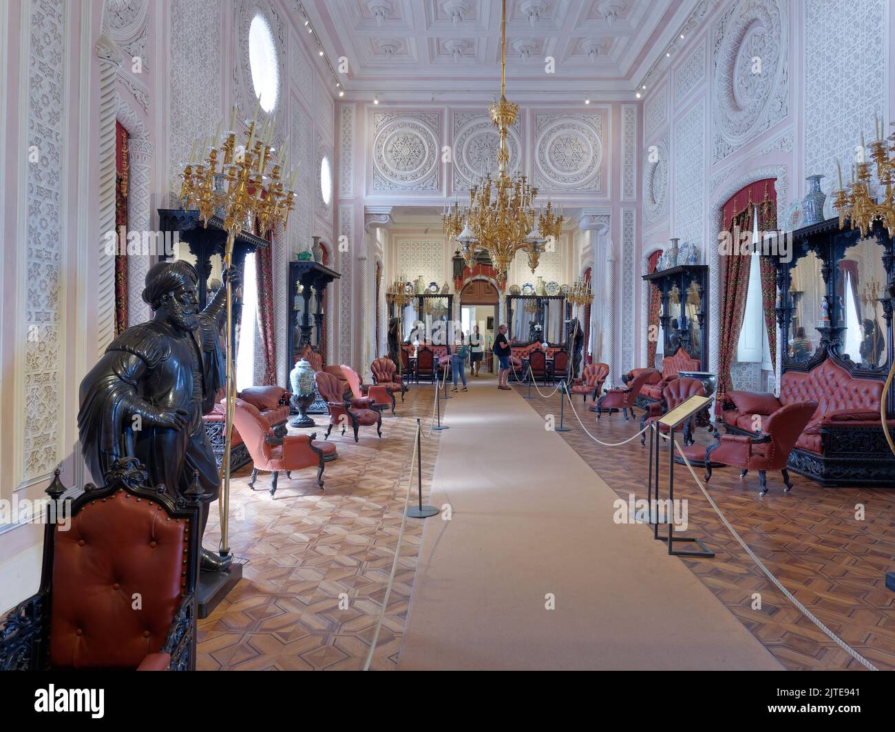 Elegante interno del Palácio da pena con posti a sedere e lampadari, Sintra, quartiere di Lisbona, Portogallo. Foto Stock