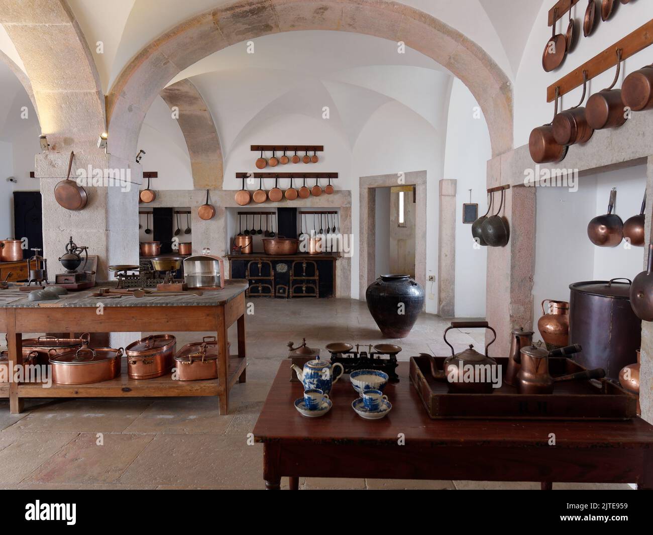 Cucina all'interno del Palácio da pena con soffitto ad arco e pentole da cucina, Sintra, quartiere di Lisbona, Portogallo. Foto Stock