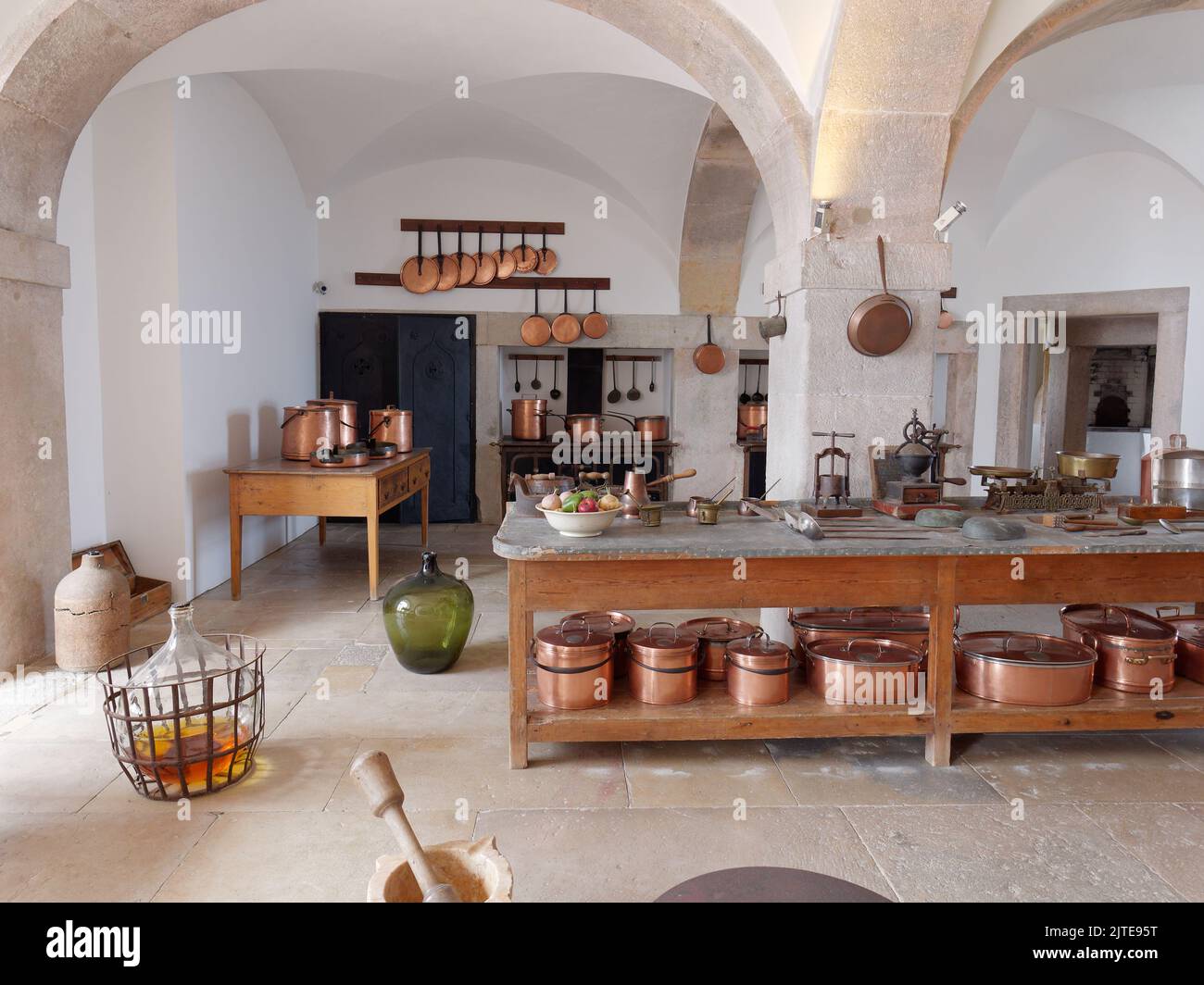 Cucina all'interno del Palácio da pena con soffitto ad arco e pentole da cucina, Sintra, quartiere di Lisbona, Portogallo. Foto Stock