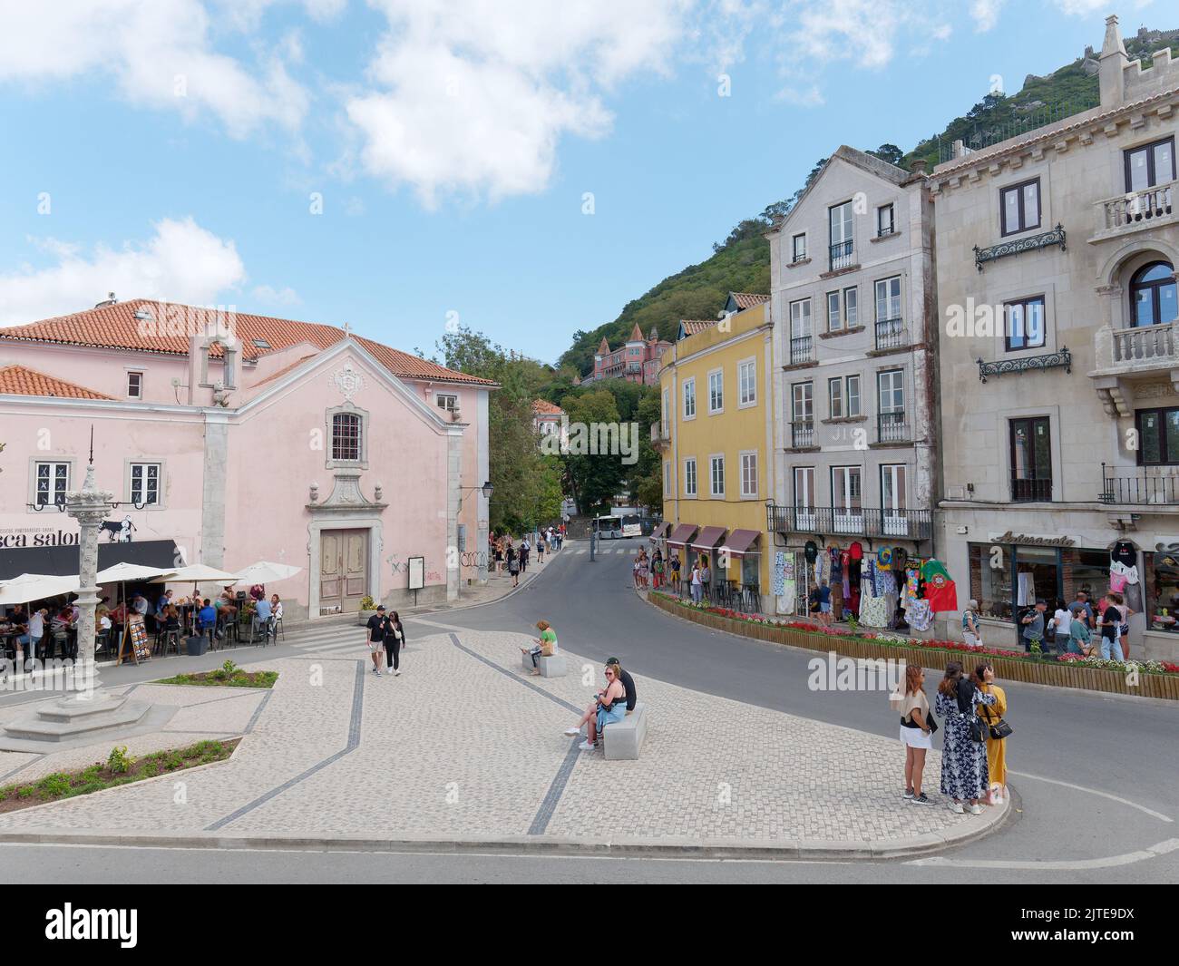 Centro storico e pittoresco di Sintra con monumento nel quartiere di Lisbona, Portogallo Foto Stock
