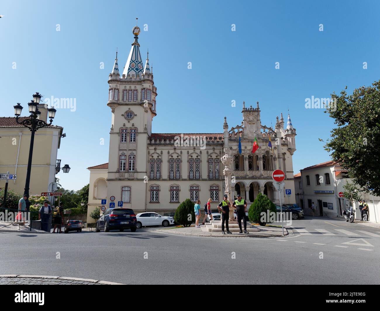 Castello o palazzo come edificio a Sintra, quartiere di Lisbona, Portugal.Police attendere dalla strada fuori. Foto Stock