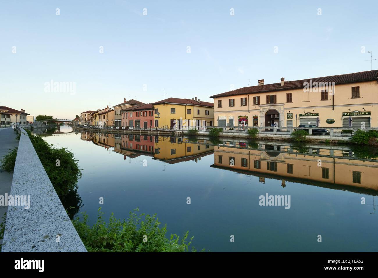 Gaggiano, Milano, Italia: Gaggiano, città storica con edifici colorati lungo il Naviglio Grande, in estate Foto Stock