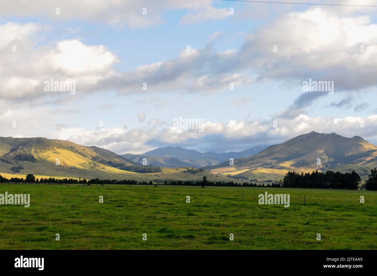 Luce e ombra mattutine sulle colline di Otago nella regione sud-orientale di South Island, Nuova Zelanda. Foto Stock