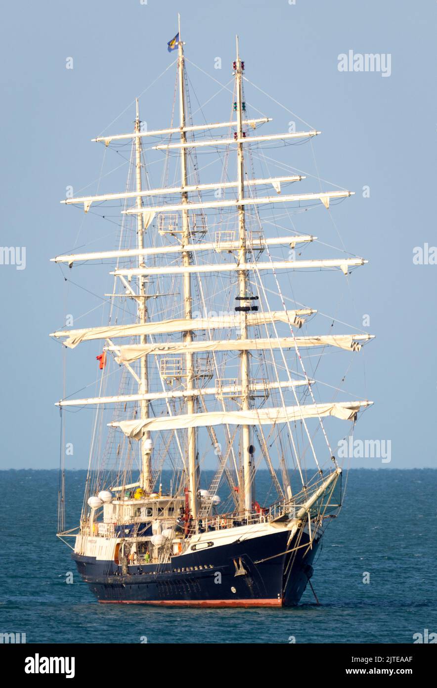 La più grande nave a vela con scafo in legno del mondo la tenace ancorata al largo della costa orientale del Sussex, Regno Unito. Foto Stock