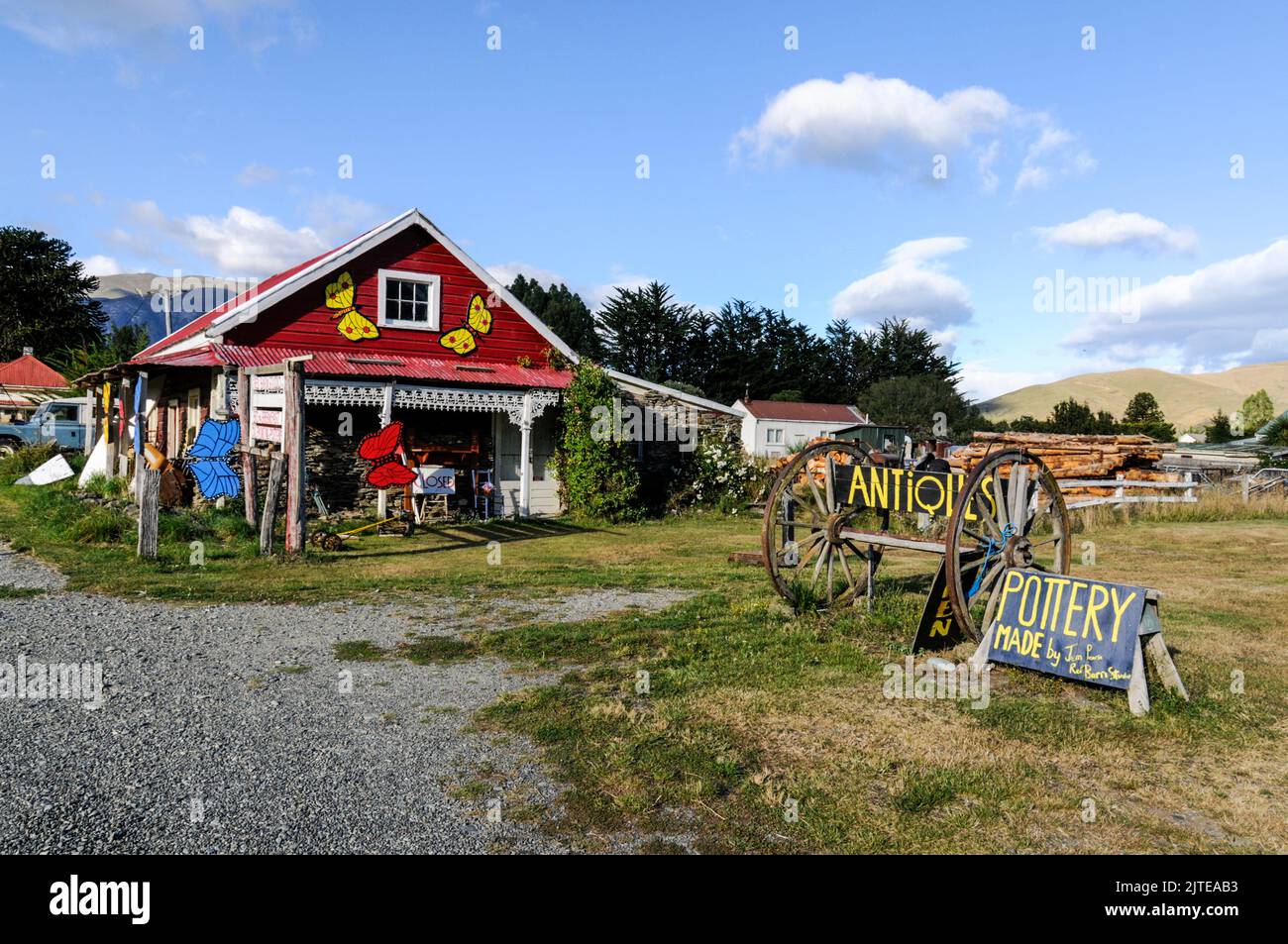 Un negozio di antiquariato ad Athol vicino Queenstown in Otago, una regione sud-orientale sull'Isola Sud della Nuova Zelanda. Foto Stock