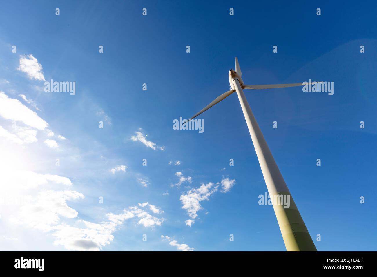 Windkraftanlage a Issum vor blauem Himmel, Erneuerbare energie Foto Stock
