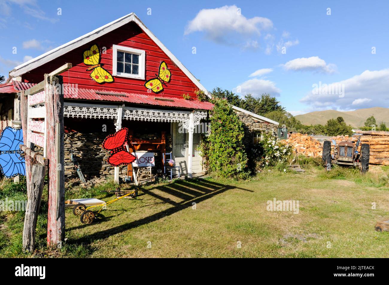 Un negozio di antiquariato ad Athol vicino Queenstown in Otago, una regione sud-orientale sull'Isola Sud della Nuova Zelanda. Foto Stock