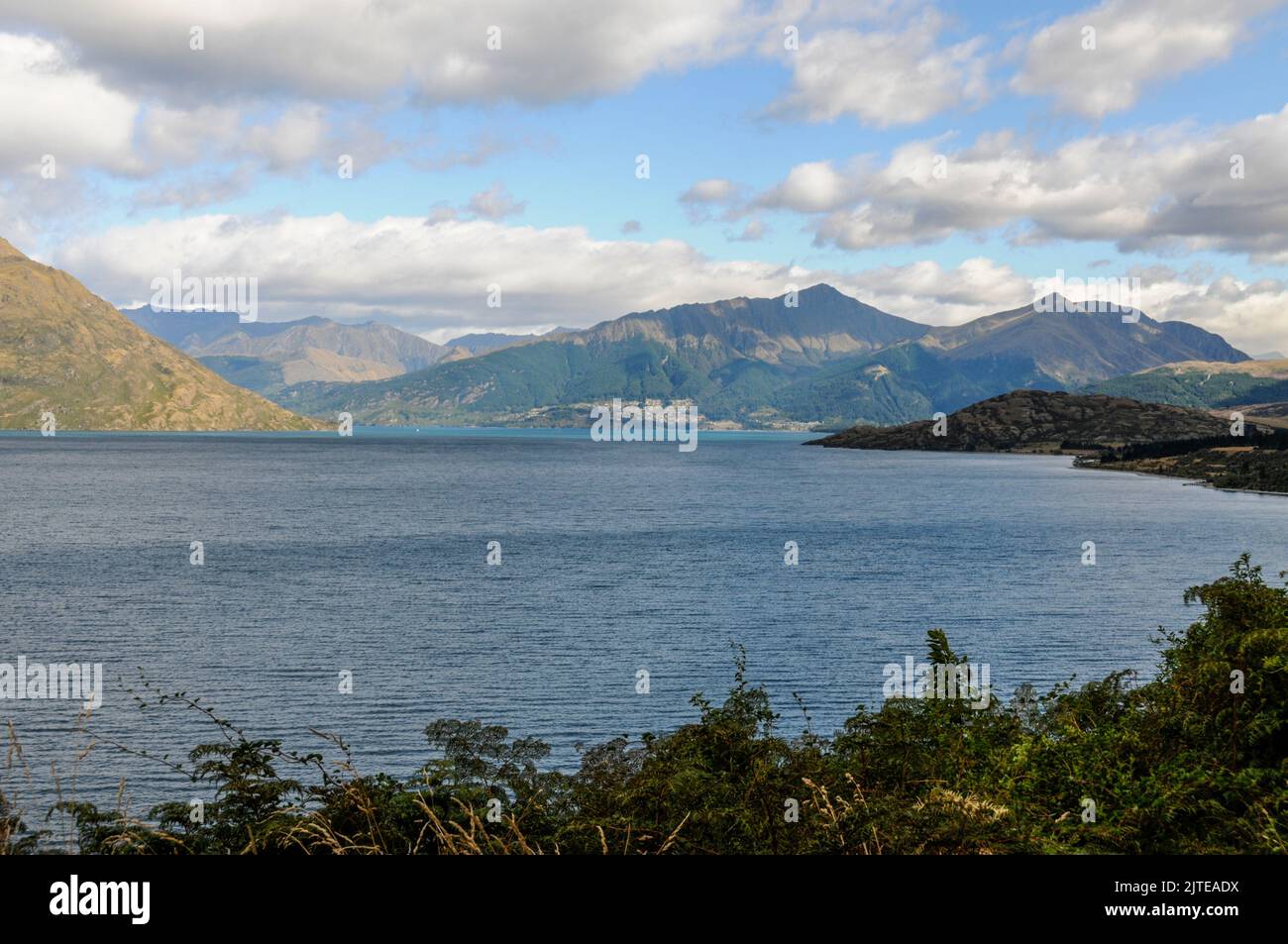 Luce e ombra mattutine sulle montagne sulle rive del lago Wakatipu nell'entroterra di Otago, una regione sud-orientale sull'Isola Sud della Nuova Zelanda. Foto Stock