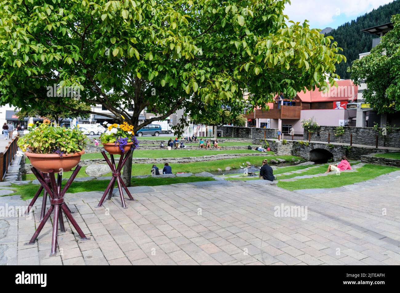 Un piccolo parco lungo Camp Street nel centro di Queenstown in Otago, una regione sud-orientale sull'Isola Sud della Nuova Zelanda. Queenstown, un lago r Foto Stock