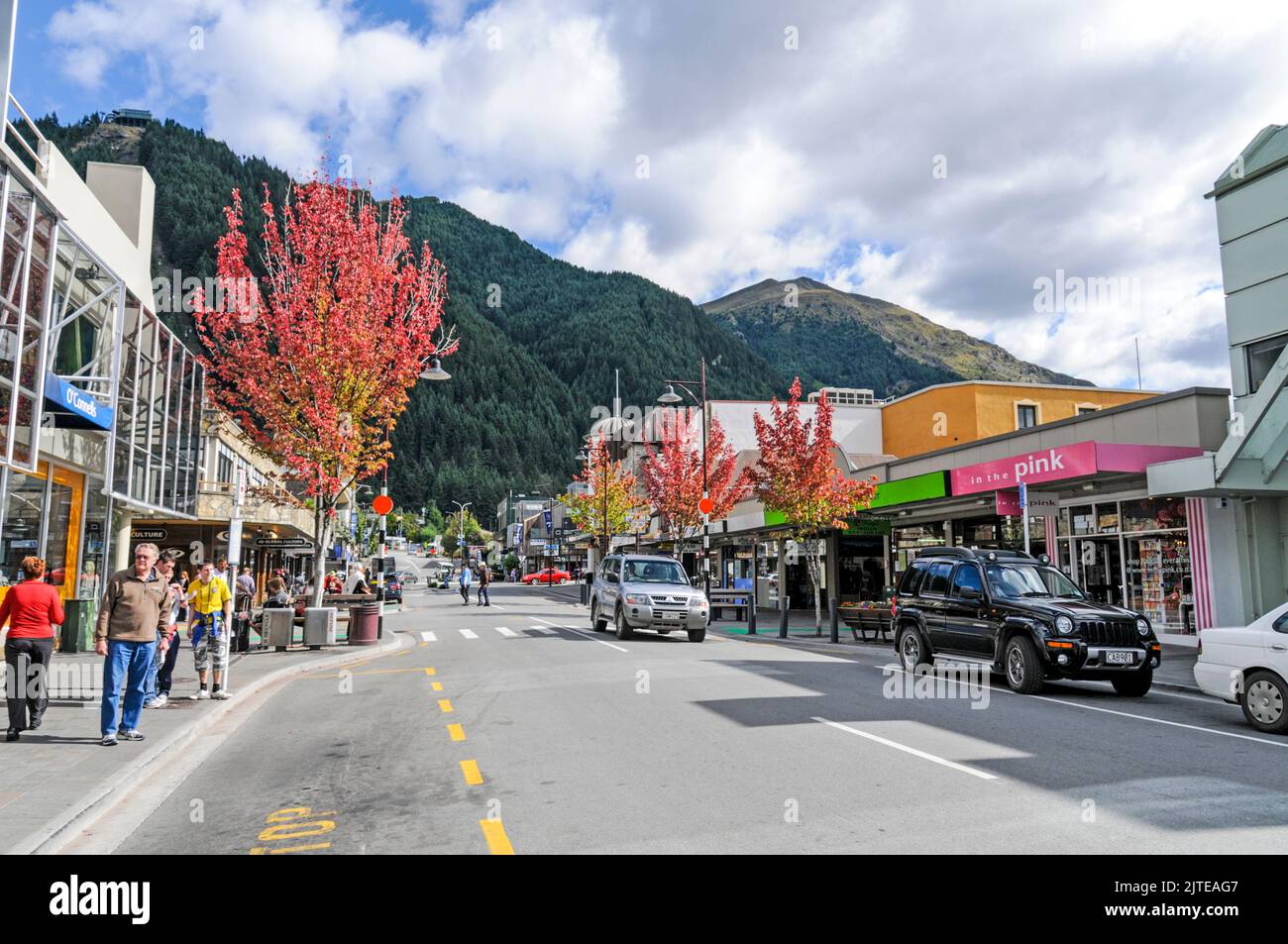 Una delle principali vie dello shopping, è Camp Street a Queenstown in Otago, una regione sud-orientale sull'Isola Sud della Nuova Zelanda. Queenstown, un lago Foto Stock