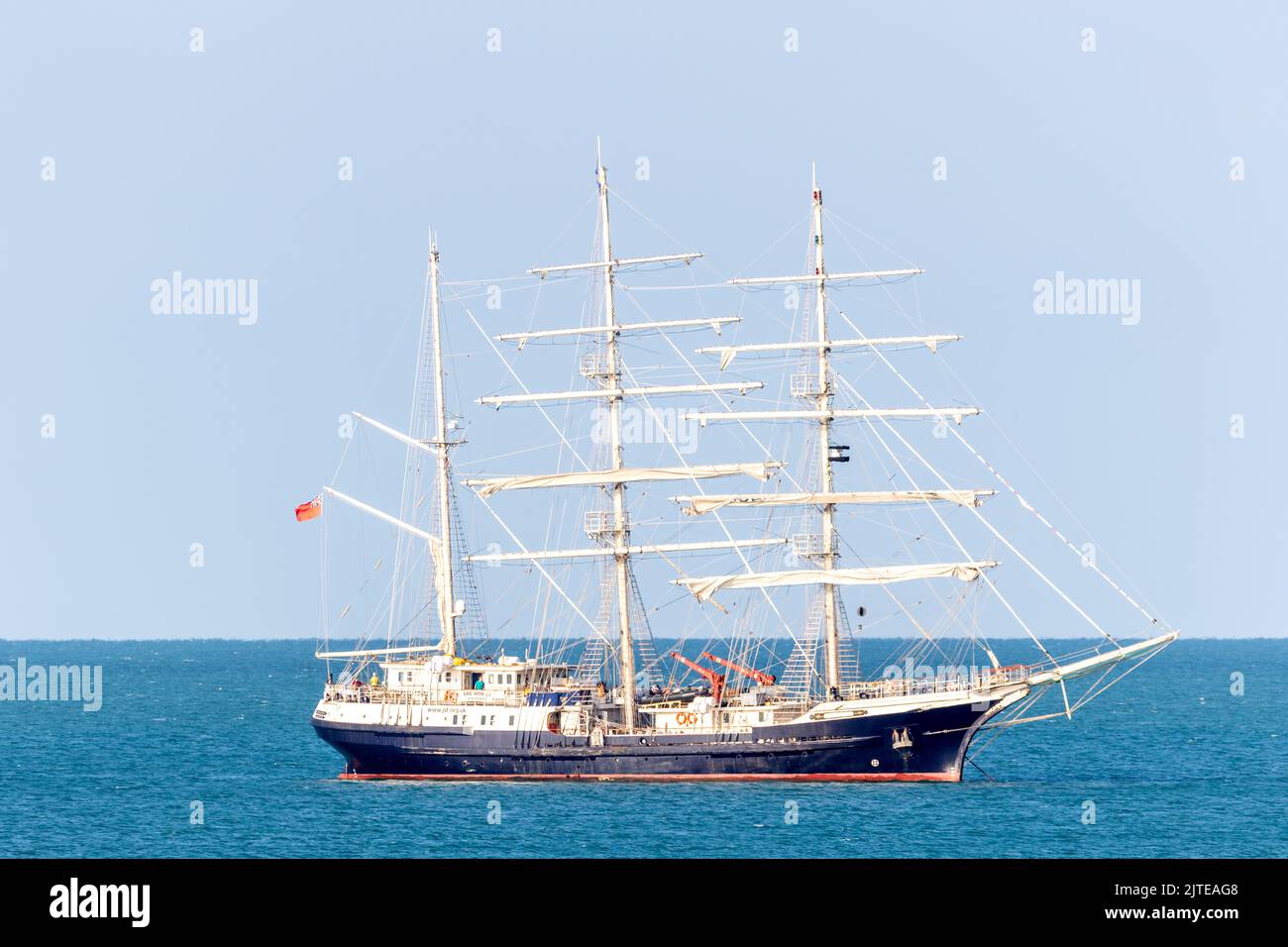 La più grande nave a vela con scafo in legno del mondo la tenace ancorata al largo della costa orientale del Sussex, Regno Unito. Foto Stock