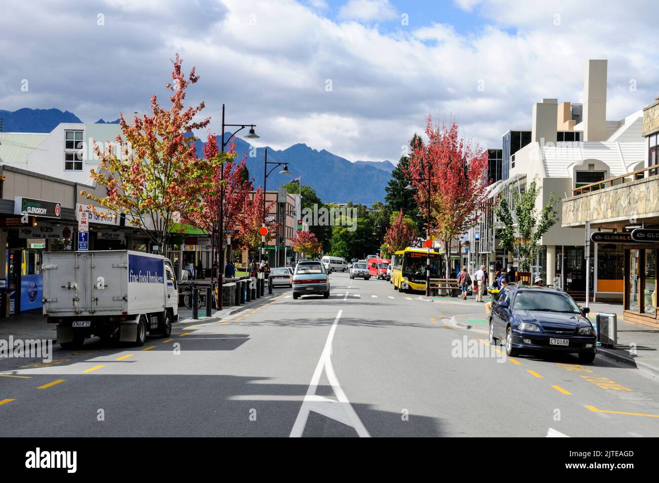 Una delle principali vie dello shopping, è Camp Street a Queenstown in Otago, una regione sud-orientale sull'Isola Sud della Nuova Zelanda. Queenstown, un lago Foto Stock