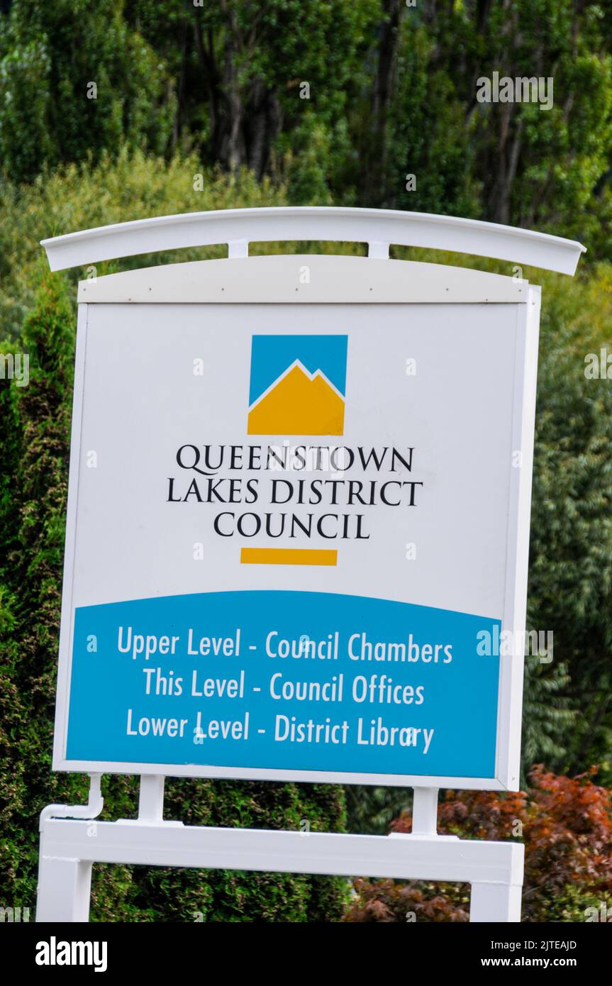 Queenstown Lake District Council a Queenstown in Otago, una regione sud-orientale sull'Isola Sud della Nuova Zelanda. Queenstown, una località turistica sul lago besi Foto Stock
