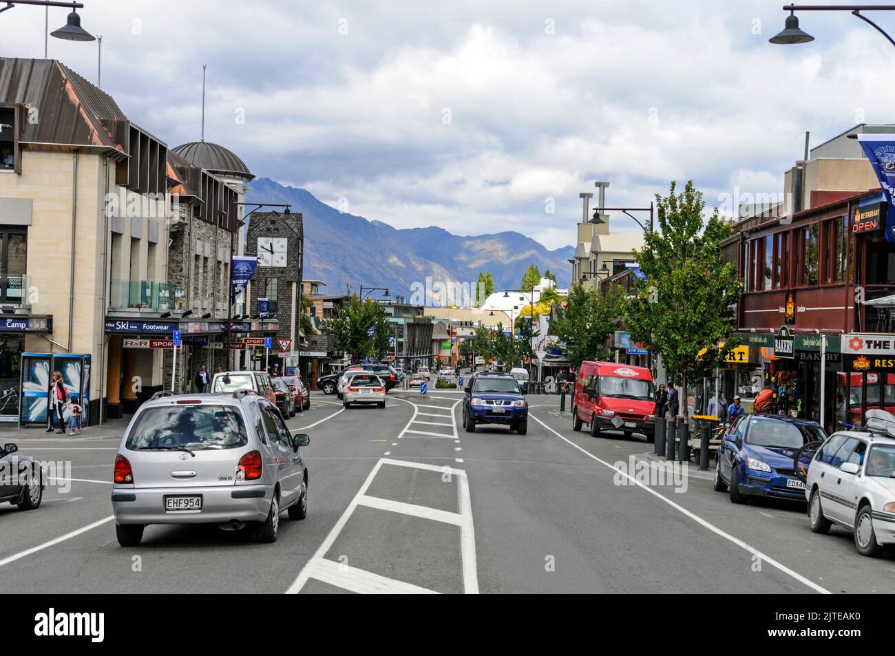 Shotover Street prende il nome da un vicino fiume, a Queenstown in Otago, una regione sud-orientale sull'Isola Sud della Nuova Zelanda. Queenstown, un reso sul lago Foto Stock