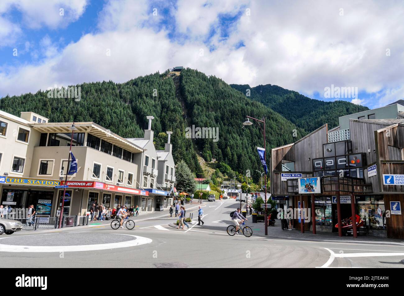 Una delle principali vie dello shopping è Camp Street e Bob's Peak a Queenstown a Otago, una regione sud-orientale sull'Isola Sud della Nuova Zelanda. Foto Stock