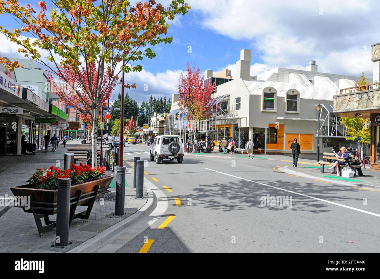 Una delle principali vie dello shopping, è Camp Street a Queenstown in Otago, una regione sud-orientale sull'Isola Sud della Nuova Zelanda. Foto Stock