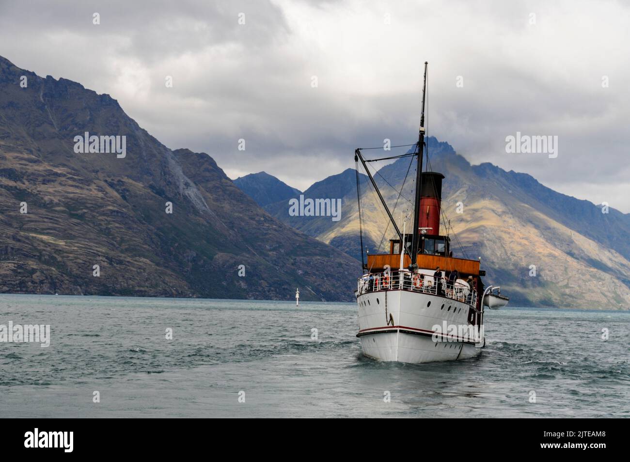 Il vaporetto per passeggeri costruito nel 1912, TSS Earnshaw, ancora in servizio sul Lago Wakatipu a Queenstown, in Otago, una regione sud-orientale sull'Isola Sud del nuovo Foto Stock