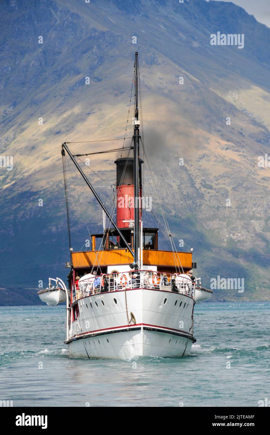 Il vaporetto per passeggeri costruito nel 1912, TSS Earnshaw, ancora in servizio sul Lago Wakatipu a Queenstown, in Otago, una regione sud-orientale sull'Isola Sud del nuovo Foto Stock