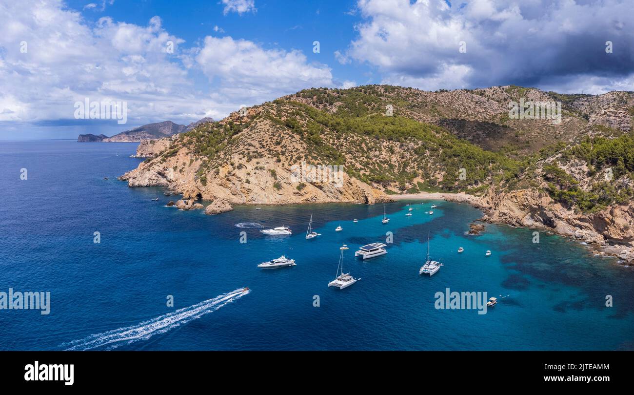 Barche da diporto ancorate a Cala d´Egos, Costa Andratx, Maiorca, Isole Baleari, Spagna Foto Stock