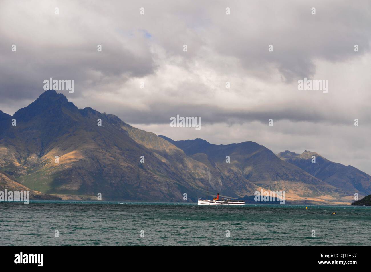 Il vaporetto per passeggeri costruito nel 1912, TSS Earnshaw, ancora in servizio sul Lago Wakatipu a Queenstown, in Otago, una regione sud-orientale sull'Isola Sud del nuovo Foto Stock