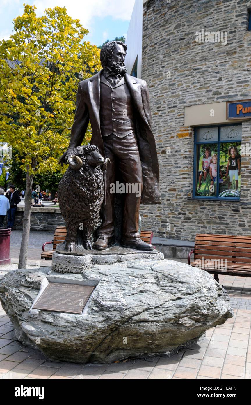 Una statua di William Gilbert Rees, fondatore di Queenstown su Marine Parade, Queenstown in Otago, una regione sud-orientale sull'Isola Sud della Nuova Zelanda. Foto Stock