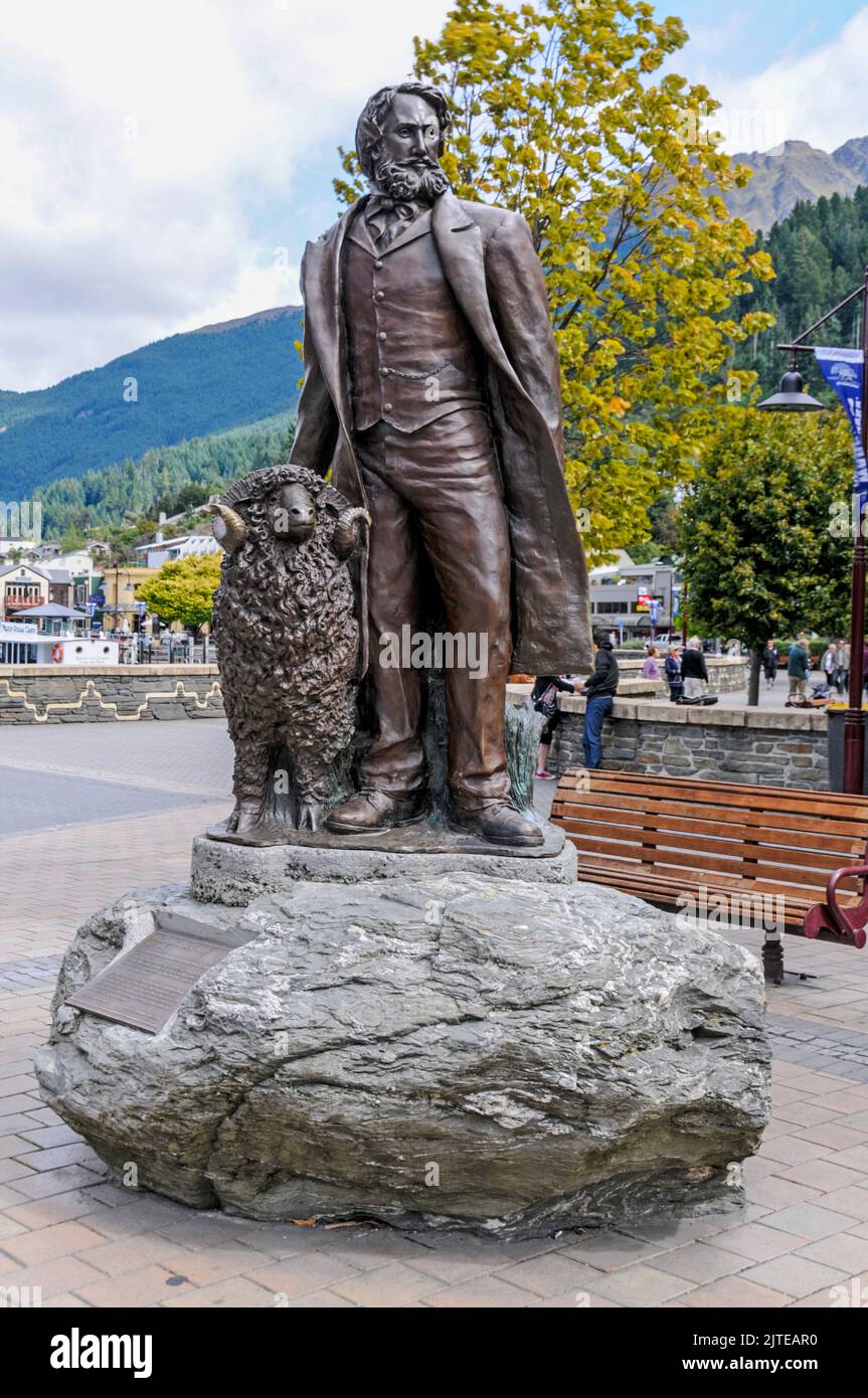 Una statua di William Gilbert Rees, fondatore di Queenstown su Marine Parade, Queenstown in Otago, una regione sud-orientale sull'Isola Sud della Nuova Zelanda. Foto Stock