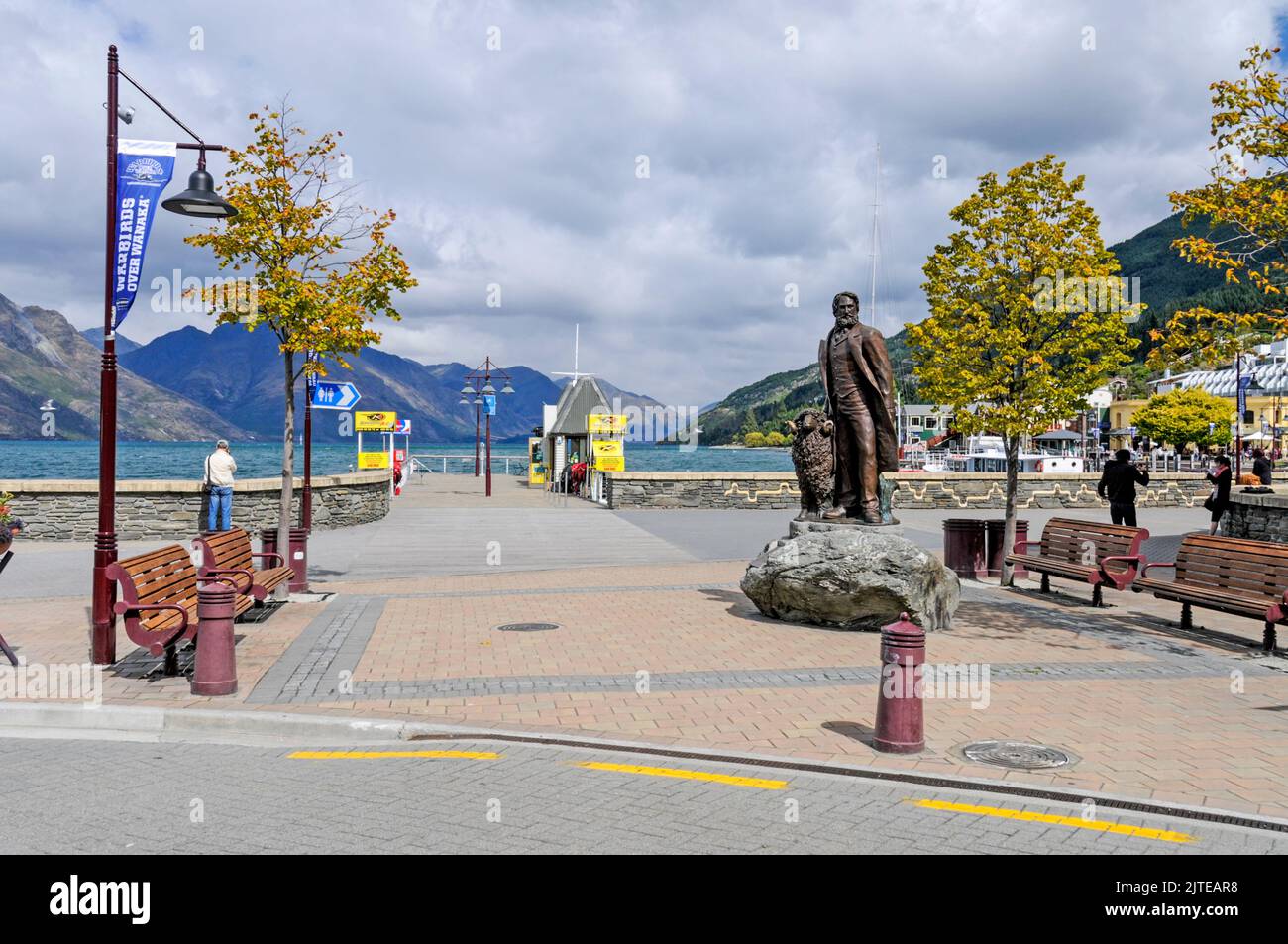 Una statua di William Gilbert Rees, fondatore di Queenstown su Marine Parade, Queenstown a Otaga, una regione sud-orientale sull'Isola Sud della Nuova Zelanda. W Foto Stock