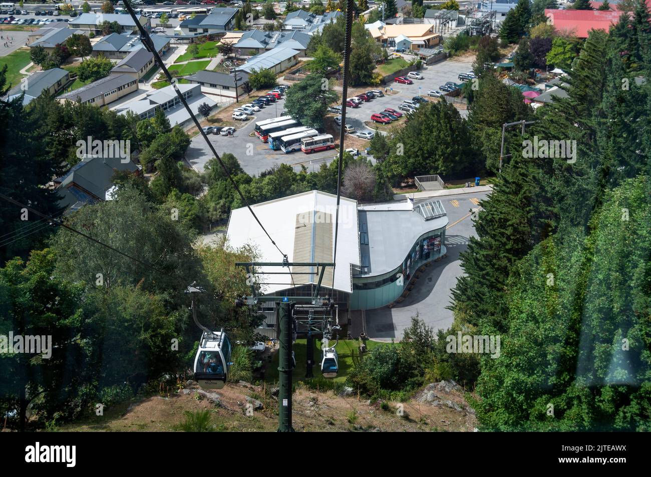 Vista del terminal di terra della Gondola ai piedi del Bob's Peak a Queenstown in Otago, una regione sud-orientale sull'Isola Sud della Nuova Zelanda. Foto Stock