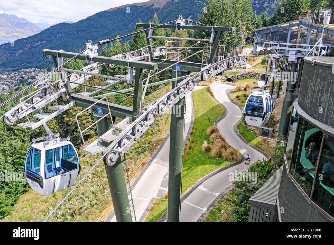 Due gondole operano presso il terminal di Bob's Peak a Queenstown a Otago, una regione sud-orientale sull'Isola Sud della Nuova Zelanda. Foto Stock