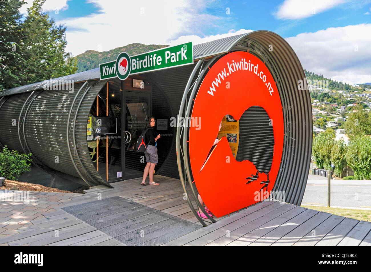 I visitatori all'ingresso del parco 'Kiwi and Birdlife' a Queenstown in Otago, una regione sud-orientale sull'Isola Sud della Nuova Zelanda. Foto Stock
