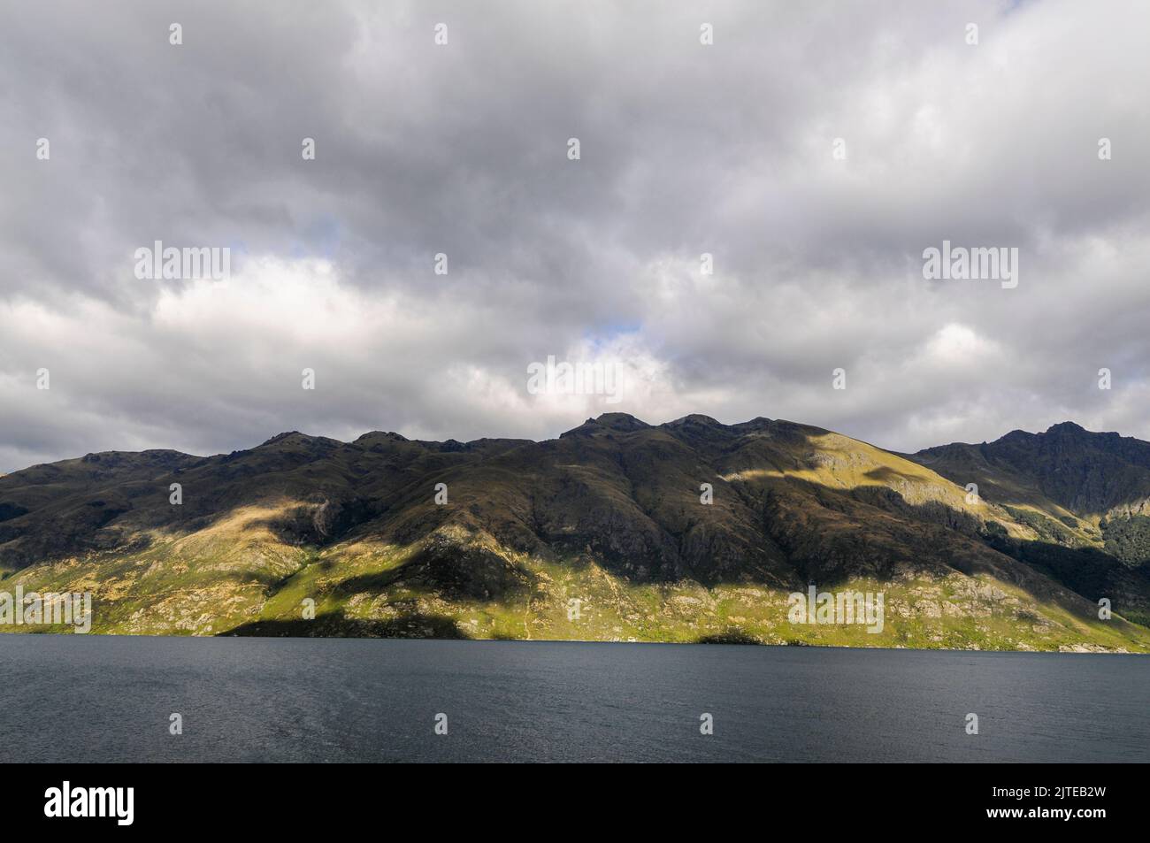 Lago Wakatipu a Queenstown in Otago, una regione sud-orientale sull'Isola Sud della Nuova Zelanda. Foto Stock