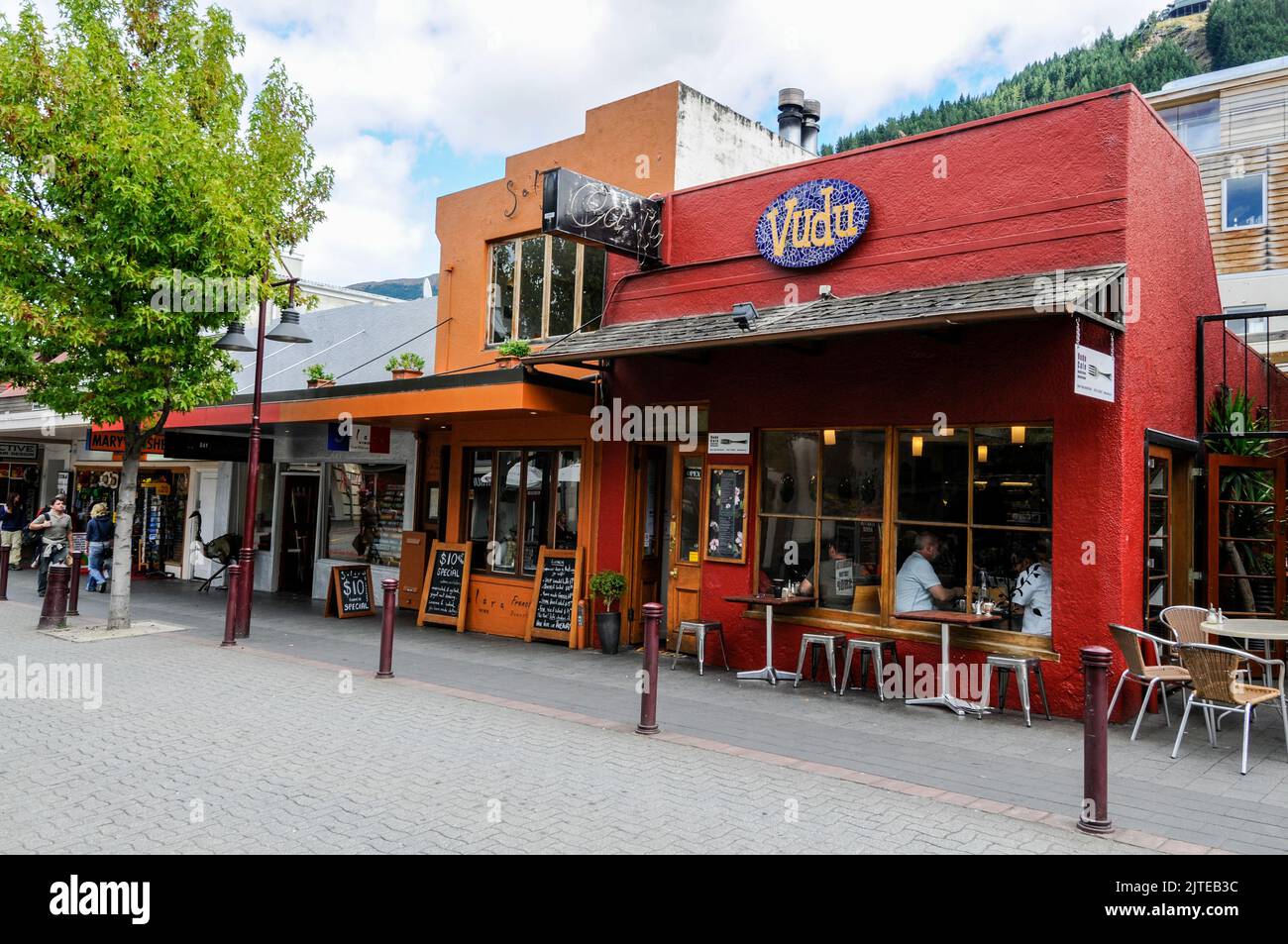 Una fila di ristoranti in Beach Street a Queenstown in Otago, una regione sud-orientale sull'Isola Sud della Nuova Zelanda. Foto Stock