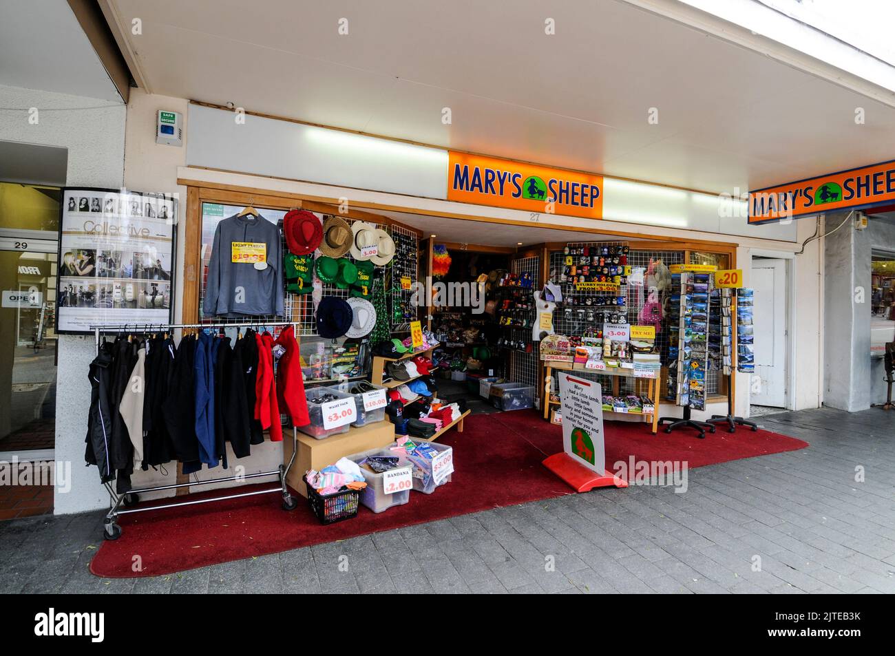 Un negozio di souvenir che vende articoli di lana della Nuova Zelanda in Beach Street a Queenstown in Otago, una regione sud-orientale sull'Isola Sud della Nuova Zelanda. Foto Stock