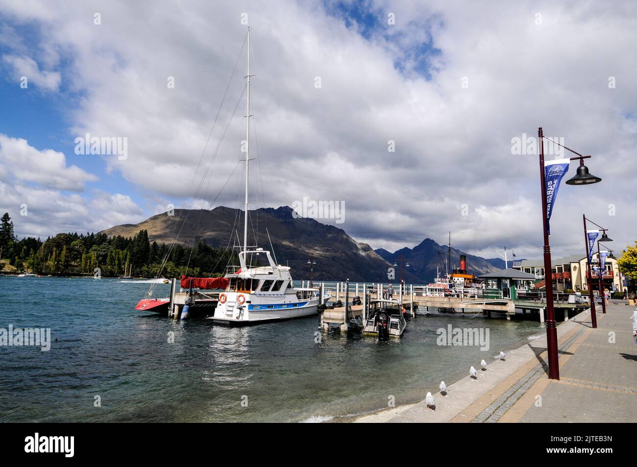 Barche ormeggiate sul Lago Wakatipu dal Lago Esplanade a Queenstown in Otago, una regione sud-orientale sull'Isola Sud della Nuova Zelanda. Foto Stock