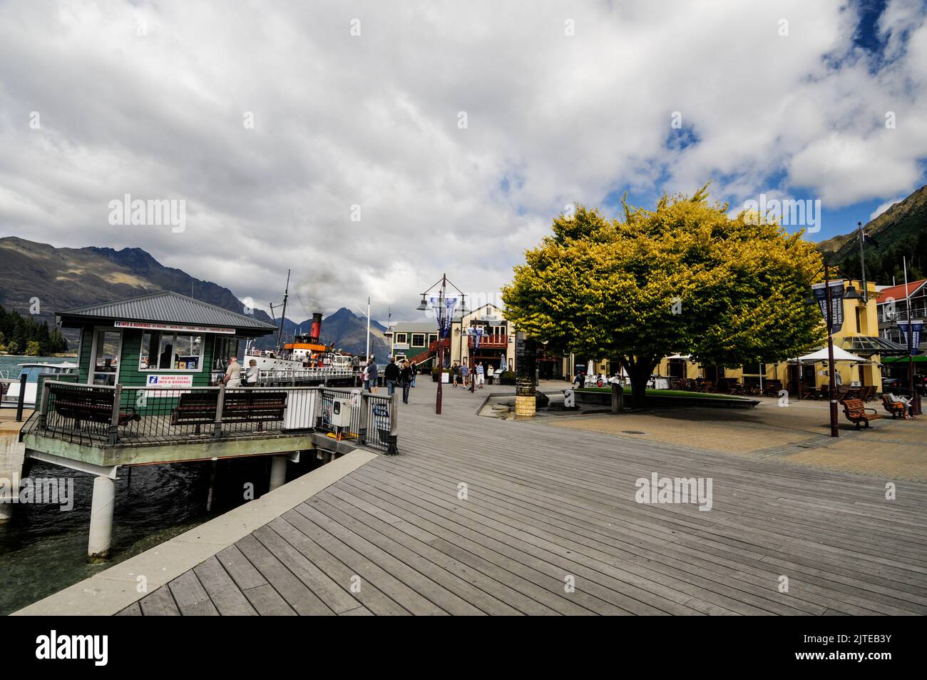 L'Esplanade del Lago a Queenstown in Otago, una regione sud-orientale sull'Isola Sud della Nuova Zelanda. Foto Stock