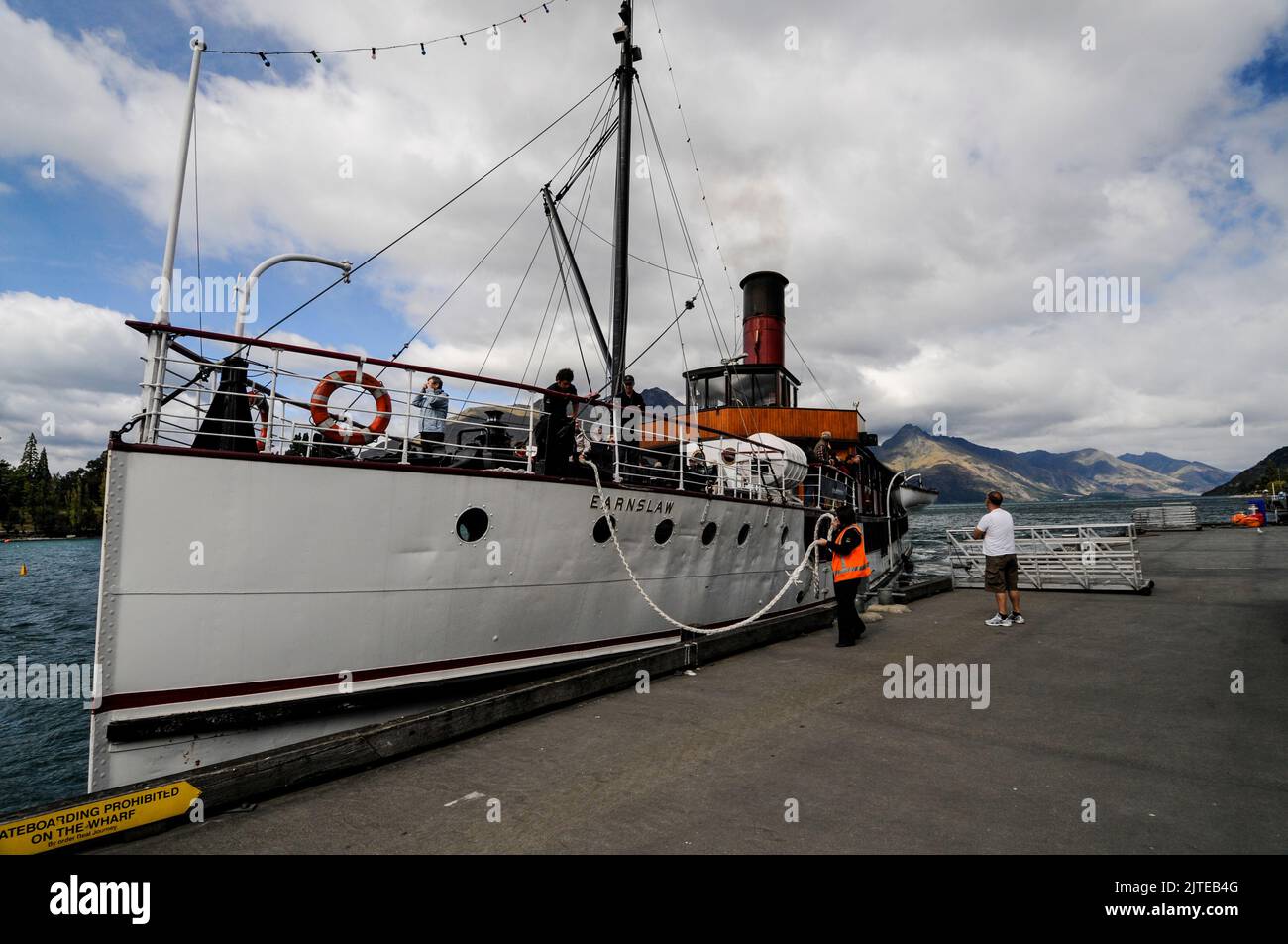Il vaporetto per passeggeri costruito nel 1912, TSS Earnshaw, ancora in servizio sul Lago Wakatipu a Queenstown, in Otago, una regione sud-orientale sull'Isola Sud del nuovo Foto Stock