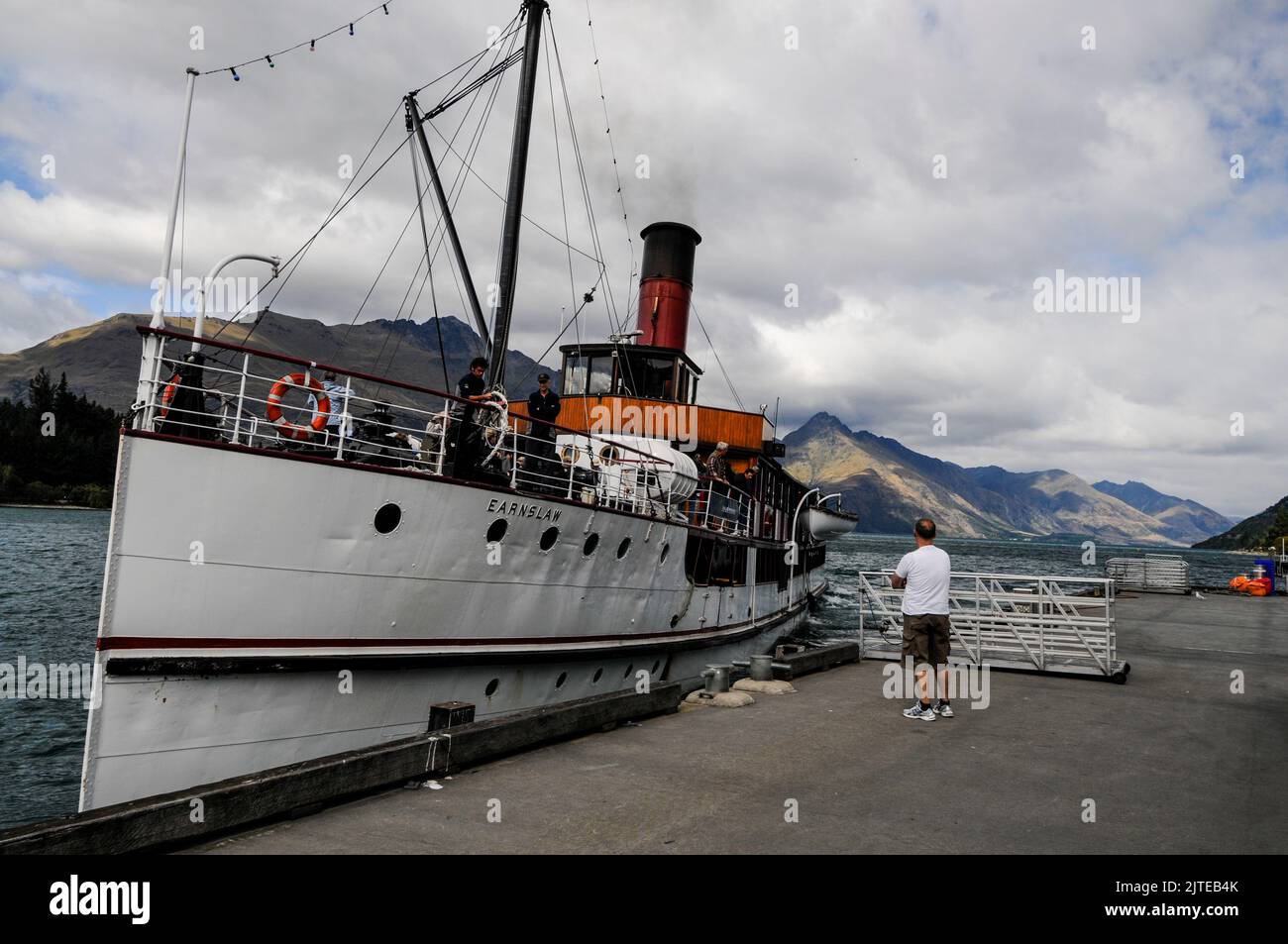 Il vaporetto per passeggeri costruito nel 1912, TSS Earnshaw, ancora in servizio sul Lago Wakatipu a Queenstown, in Otago, una regione sud-orientale sull'Isola Sud del nuovo Foto Stock