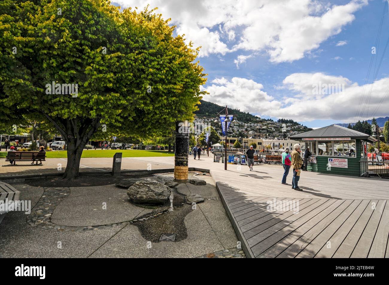 L'Esplanade del Lago a Queenstown in Otago, una regione sud-orientale sull'Isola Sud della Nuova Zelanda. Foto Stock