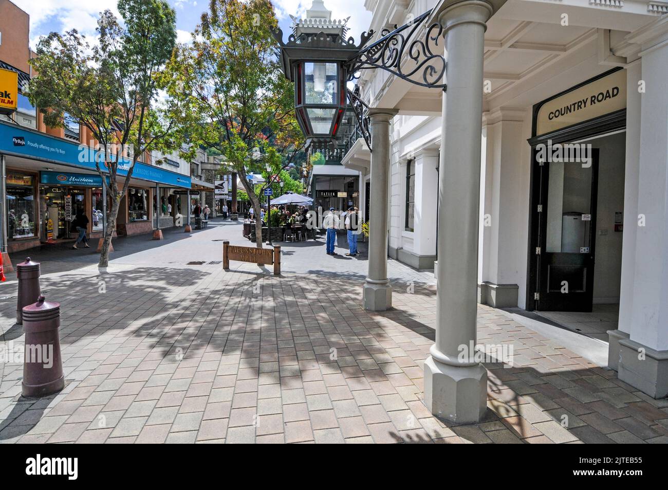 Una fila di ristoranti e negozi in Ballarat Street a Queenstown in Otago, una regione sud-orientale sull'Isola Sud della Nuova Zelanda. Foto Stock