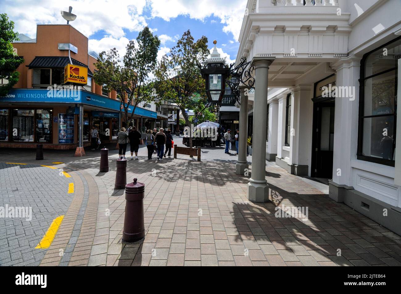 Una fila di ristoranti e negozi in Ballarat Street a Queenstown in Otago, una regione sud-orientale sull'Isola Sud della Nuova Zelanda. Foto Stock