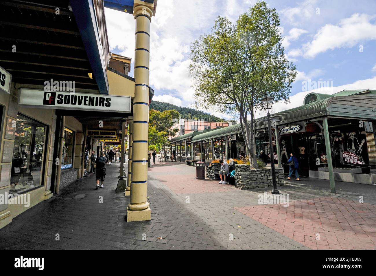 Una fila di ristoranti e negozi in Ballarat Street a Queenstown in Otago, una regione sud-orientale sull'Isola Sud della Nuova Zelanda. Foto Stock