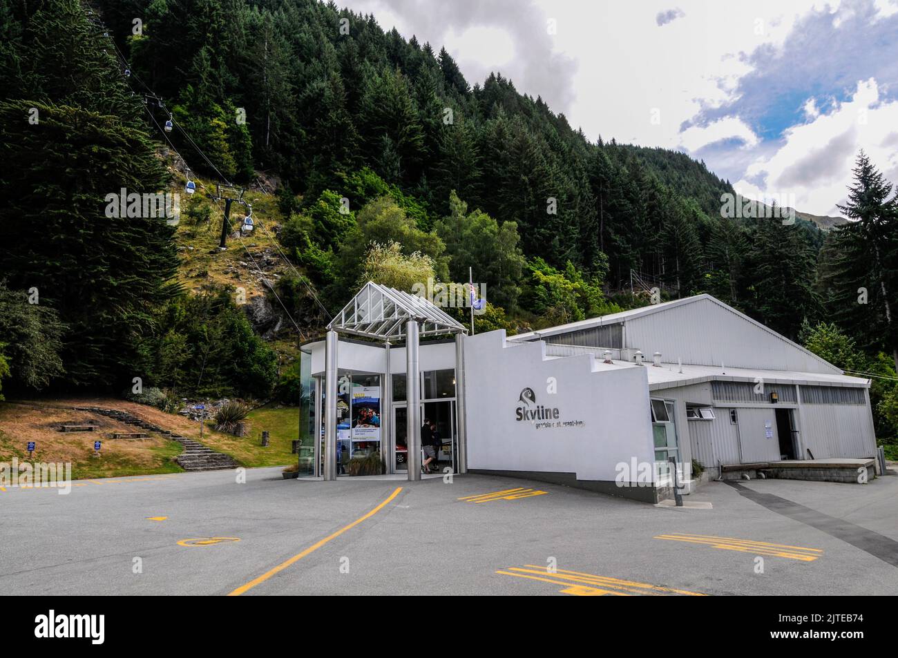 Ammira il terminal di terra della funivia Skyline ai piedi del Bob's Peak a Queenstown a Otago, una regione sud-orientale sull'Isola Sud della Nuova Zelanda. Foto Stock