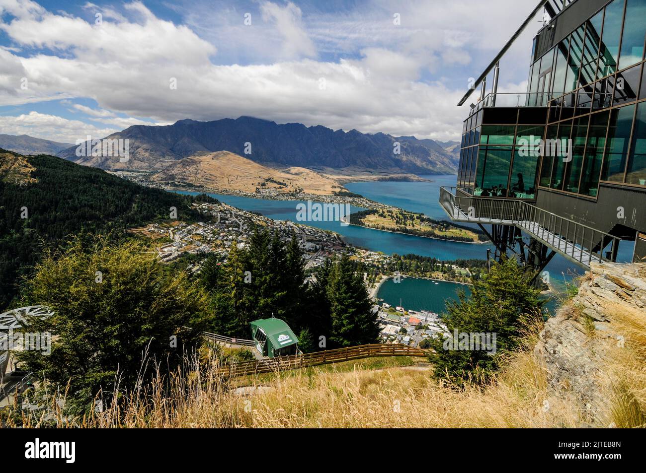 Lago Wakatipu dalla cima di Bob a Queenstown in Otago, una regione sud-orientale sull'Isola Sud della Nuova Zelanda Foto Stock