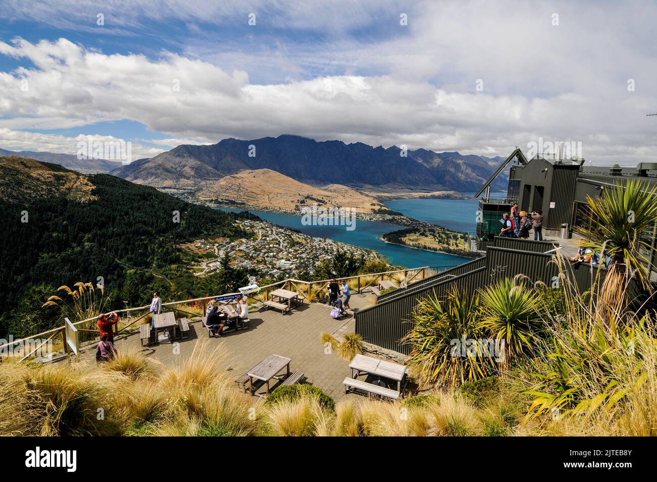 Lago Wakatipu dalla cima di Bob a Queenstown in Otago, una regione sud-orientale sull'Isola Sud della Nuova Zelanda. Foto Stock